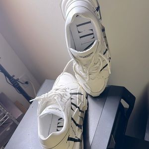 WORN, VALENTINOS GARAVANI